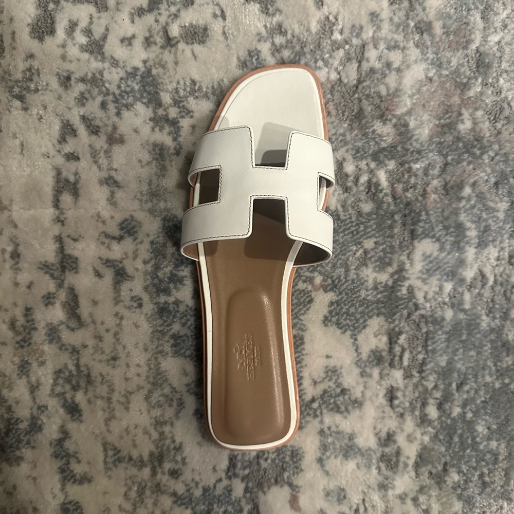 WHITE HERMES SANDALS. COMES WITH DUST BAG. I NEGOTIATE